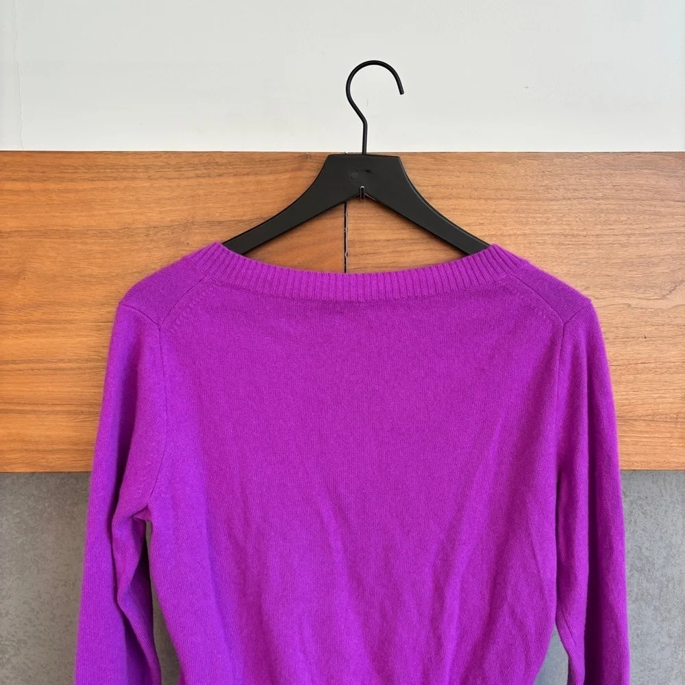 J.Crew Women’s Cashmere shrunken V-neck sweater, Size M
